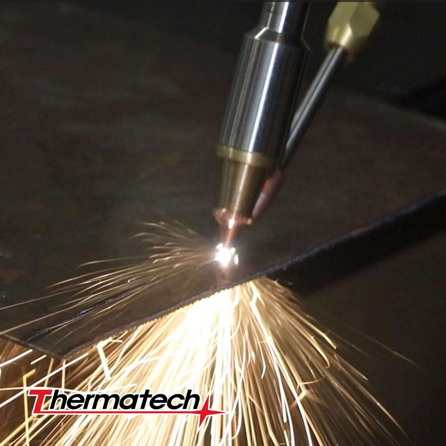 ใช้เตรื่องเชื่อมไฟเบอร์เลเซอร์ตัดแผ่นโลหะ