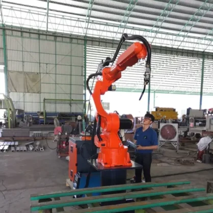 ผลงานการออกแบบหุ่นยนต์เชื่อม 1.4 เมตรให้เหมาะกับสายการผลิตการเชื่อมโลหะของลูกค้า
