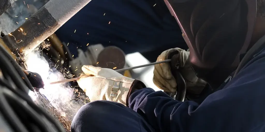 Weld-1024×529 การเชื่อมอาร์คโดยใช้อิเลคโตรดหุ้มฟลักซ์ (SMAW)